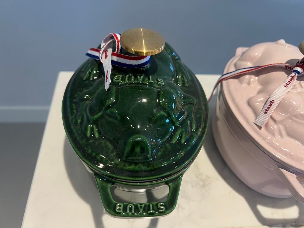 Zeldzame Staub “Pig Cocotte” set, 3 kleuren, nieuw!, Gietijzer, Nieuw, Ophalen of Verzenden, Staub