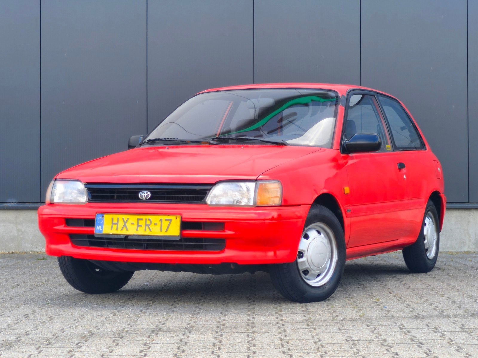 Toyota Starlet 1.3 XLI APK 2028 NW DISTIRBUTIERIEM ZEER NET, Auto's, Toyota, Stof, Zwart, 4 cilinders, Origineel Nederlands
