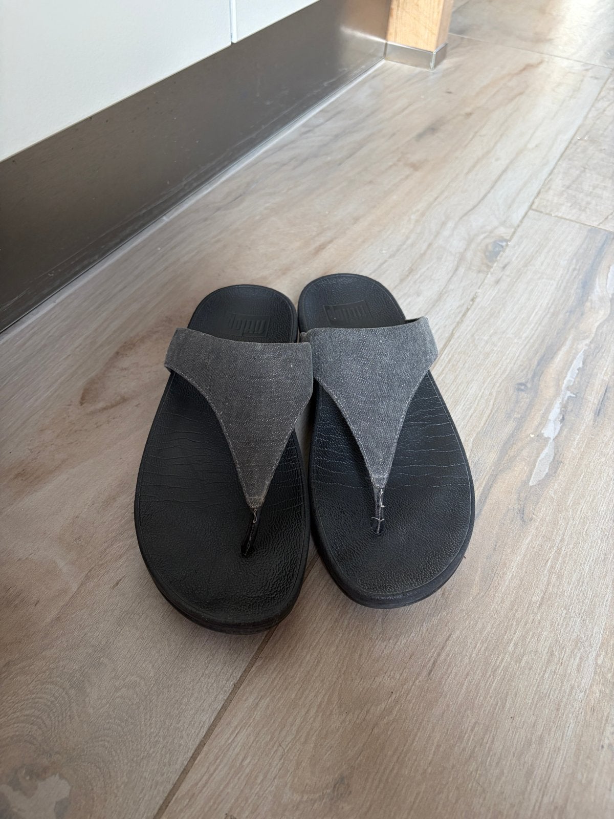 Fitflops maat 39 - Antraciet zwart, Kleding | Dames, Schoenen, Ophalen of Verzenden, Gedragen, Zwart, Slippers