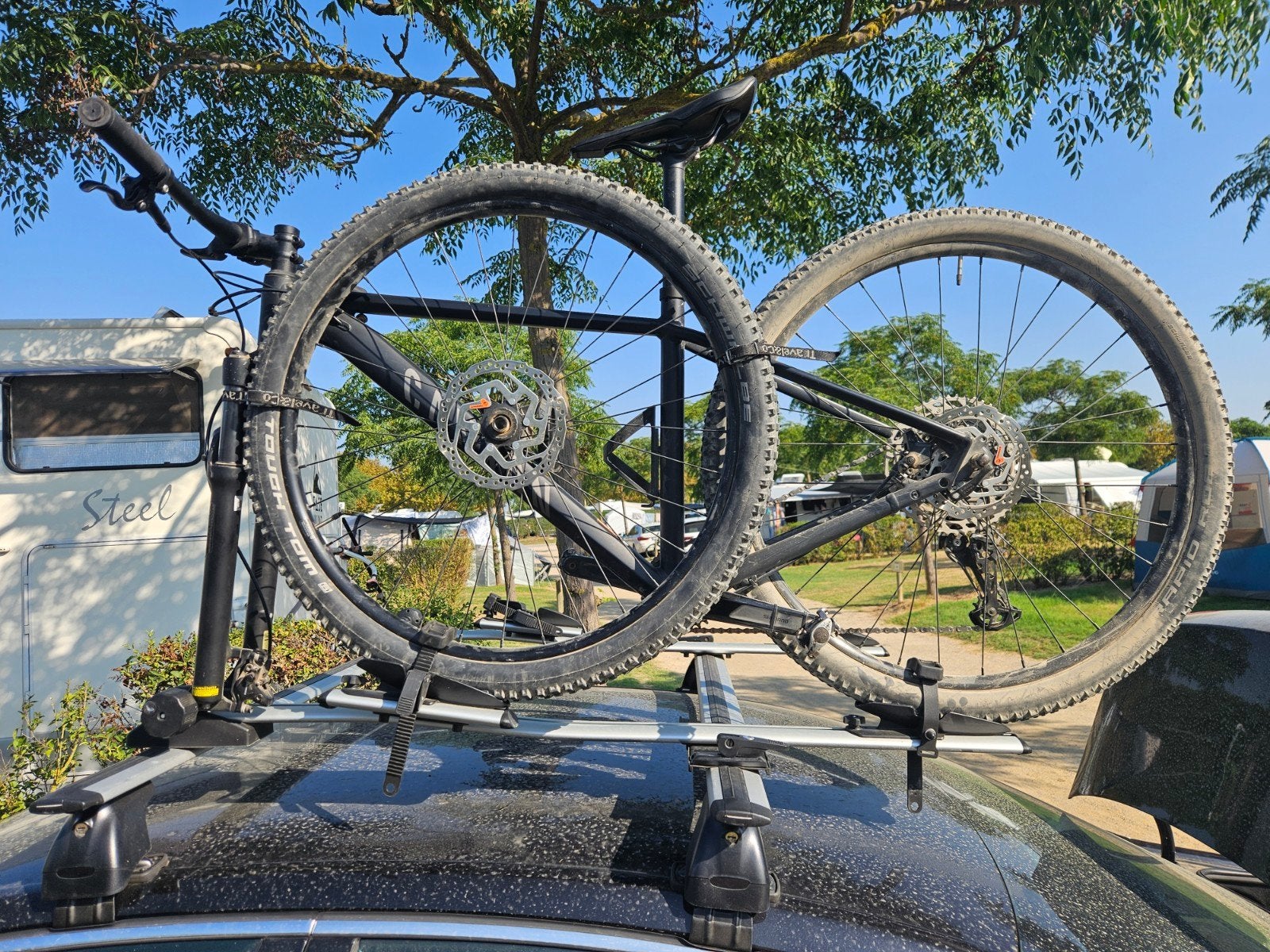 MontBlanc Aero Dakdragers met 2 Aguri Fietsendragers voor MT, Ophalen, Zo goed als nieuw