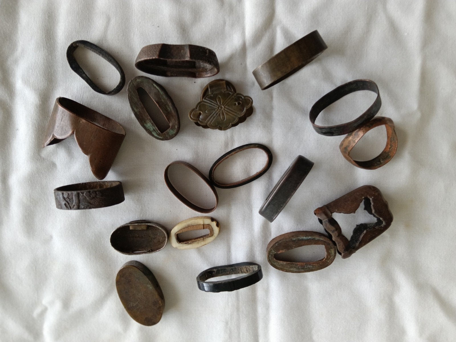 Lot diversen antieke Japanse zwaard parts , tanto, wakizashi, Antiek en Kunst, Wapen, Verzenden, Handgemaakt, Overige materialen