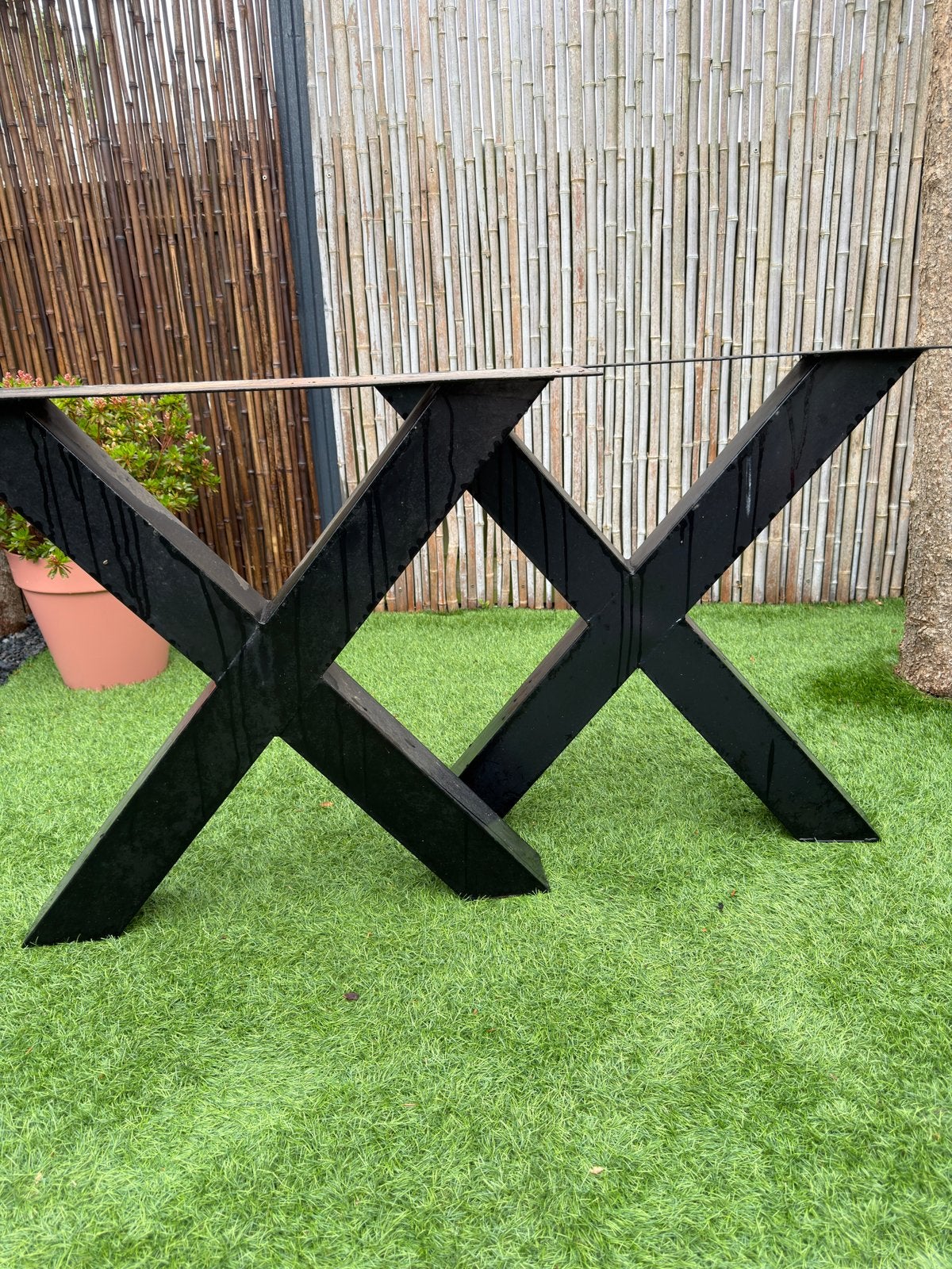 TE KOOP! Twee zwart metalen kruispoten voor tuintafel, Huis en Inrichting, Tafelonderdelen, Ophalen, Tafelpoot, Minder dan 50 cm