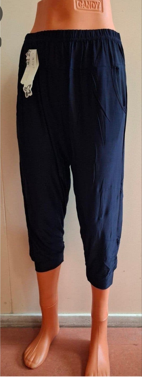 Partij capri broeken 24 stuks € 1,- p.st.