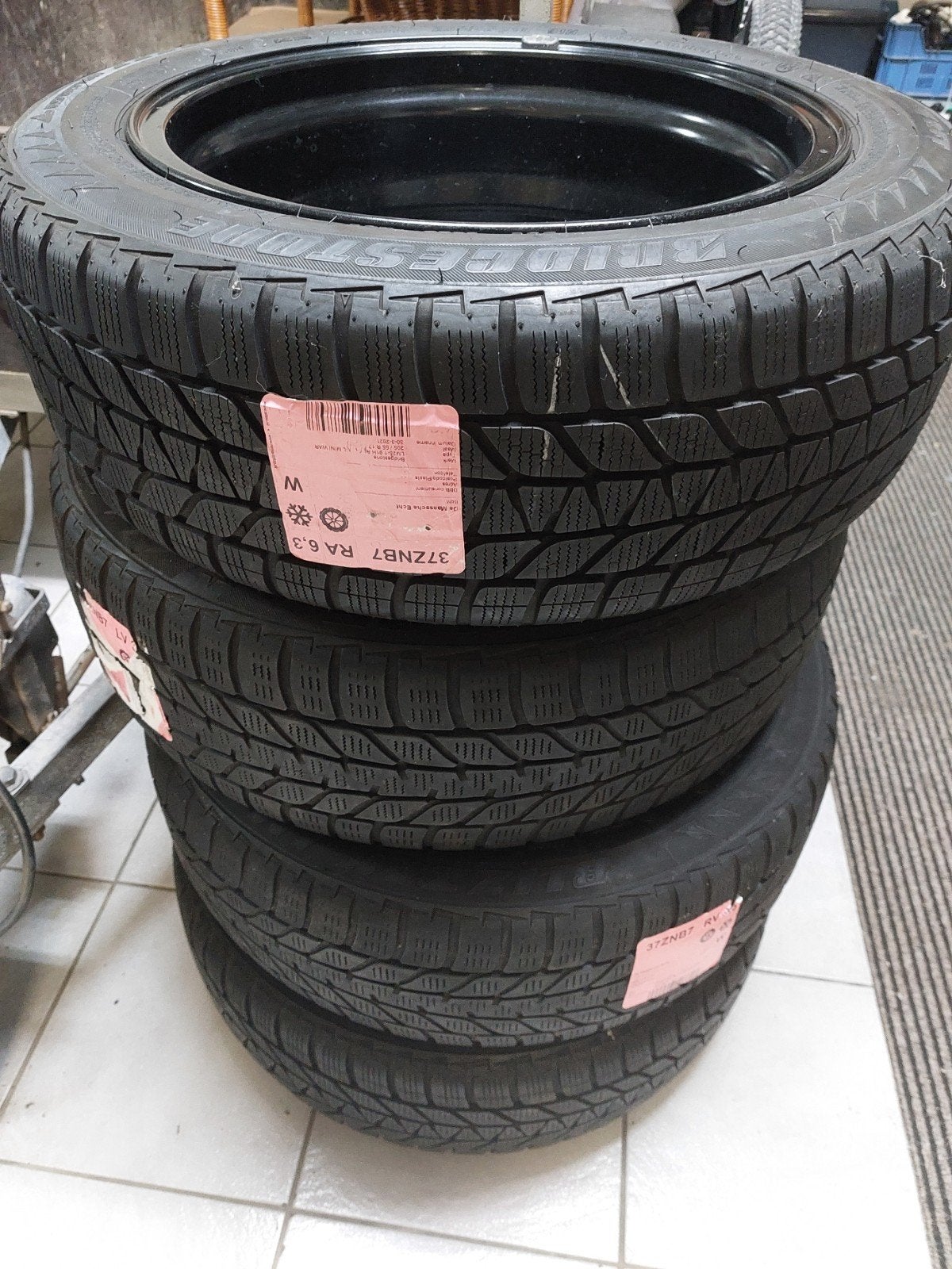 Bridgestone Blizzak winterbanden op zwarte velgen 205/55R17, Ophalen