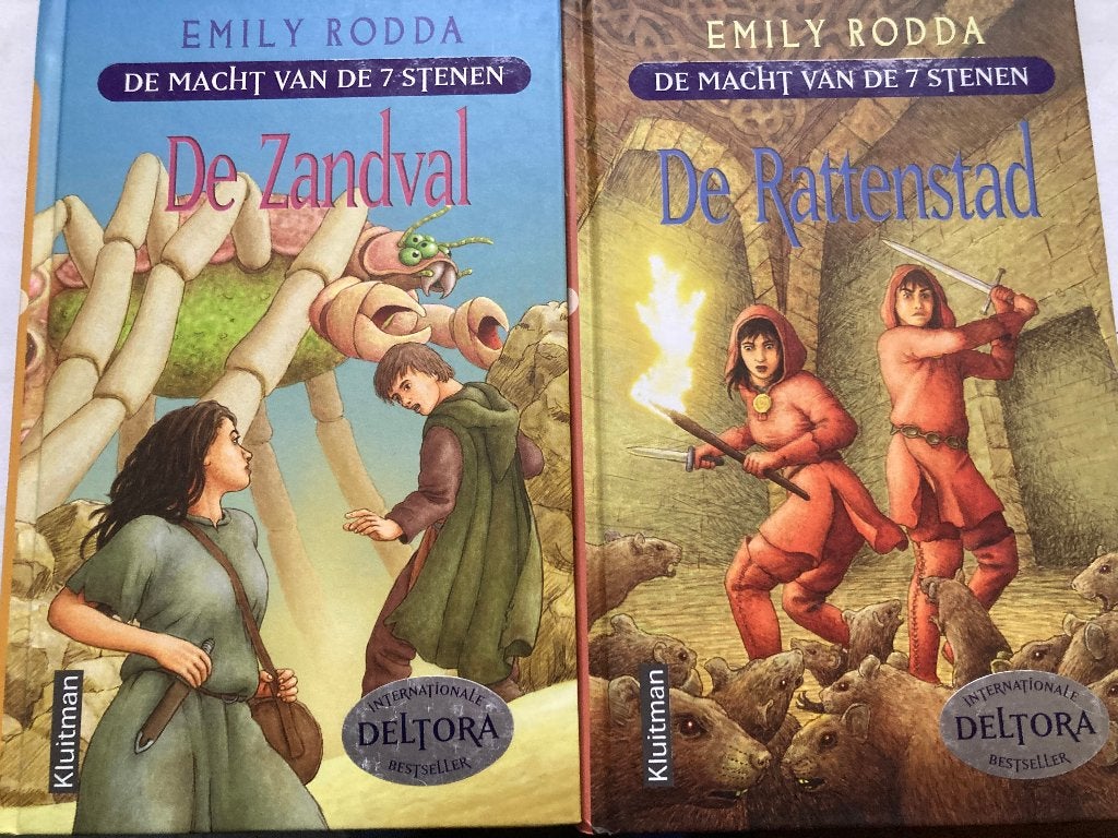 T.K. De macht van de 7 Stenen deel 1 t/m 4 door Emily Rodda, Ophalen of Verzenden, Gelezen, Emily Rodda