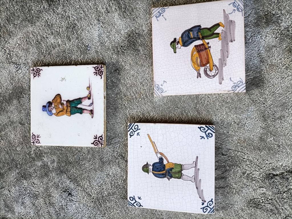 Drie Oude Nederlandse Tegeltjes met Figuren, Ophalen of Verzenden