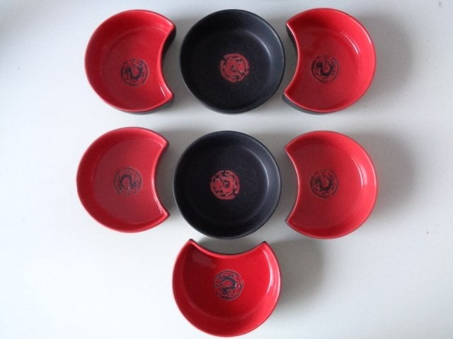 5199/5613-15-2 : Rood/zwarte Chin.schaaltjes+ 2 mokken+ 2 sc, Ophalen of Verzenden, Overige stijlen, Aardewerk, Schaal of Schalen
