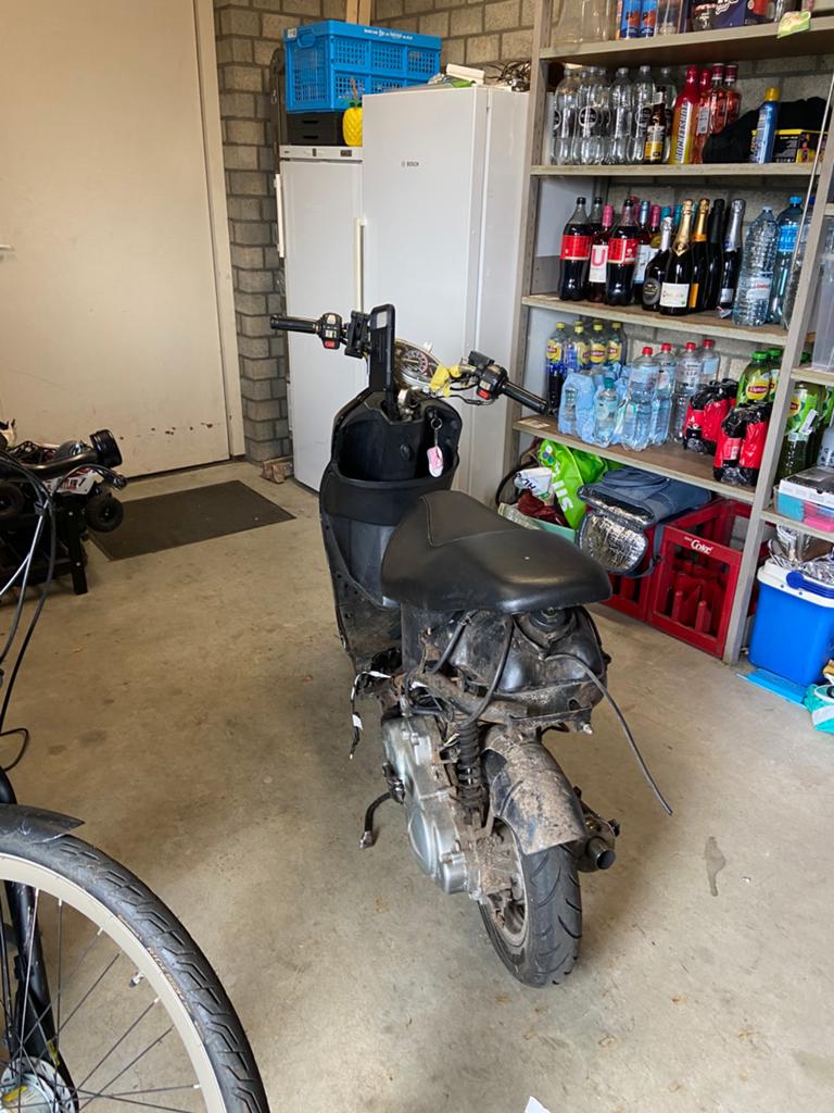 Scooter 50cc LOOPT NIET (bougie kapot) z.s.m ophalen, Fietsen en Brommers, Snorfietsen en Snorscooters, Ophalen, Gebruikt, Benzine