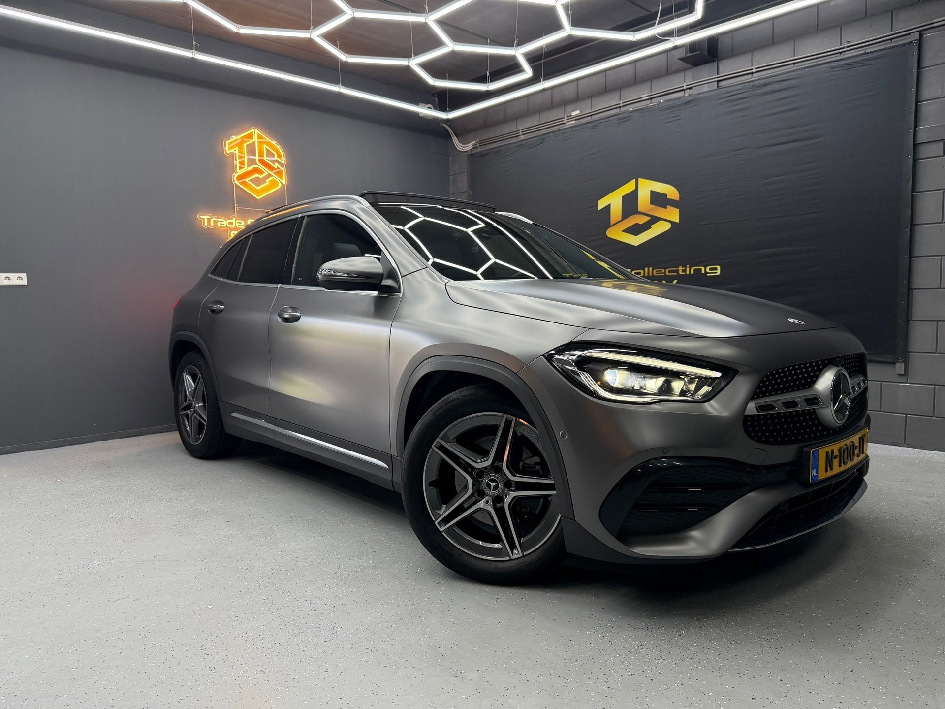 Mercedes-Benz GLA-klasse 180 AMG NIGHT PAKKET ACC-PANO-CARPL, Auto's, Dealer onderhouden, Gebruikt, 4 cilinders, Origineel Nederlands