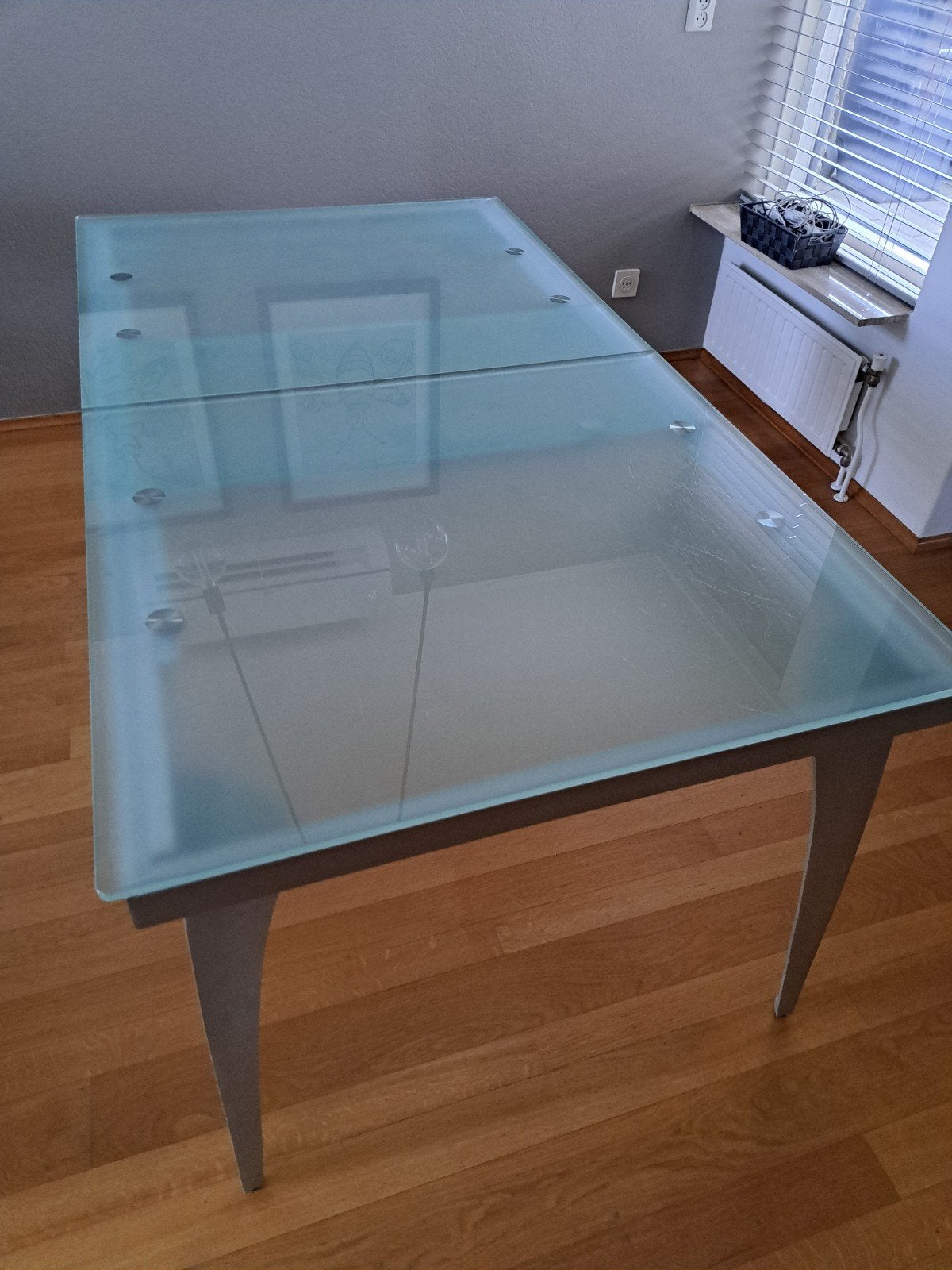 Uitschuifbare glazen eettafel met metalen onderstel, Huis en Inrichting, Tafels | Eettafels, Gebruikt, 200 cm of meer, Glas, Modern