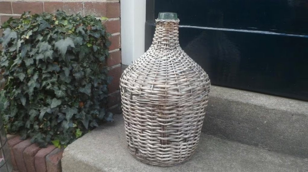 Vintage mandfles glas riet 42 hoog brocante glazen wijn fles, Ophalen of Verzenden