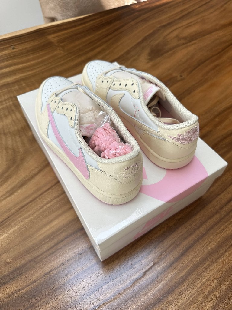 Nike Air Jordan 1 Low X Travis Scott Shy pink (43), Kleding | Heren, Schoenen, Overige kleuren, Nieuw, Ophalen of Verzenden, Sneakers of Gympen