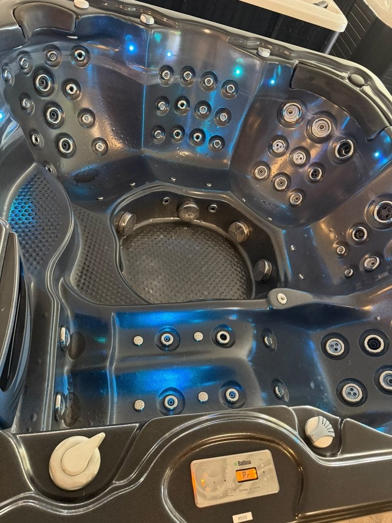 Luxe Black Jacuzzi / Spa – Bomvol Jets – 1 Jaar Pompgarantie, Ophalen, Zo goed als nieuw, Afdekzeil, Vast