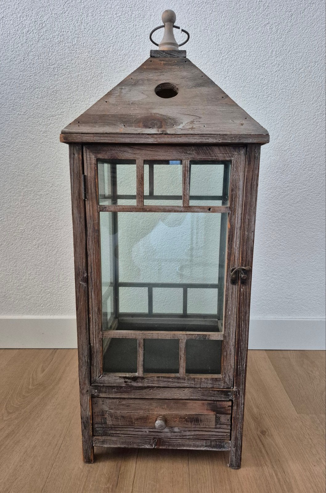 Mooie rustiek houten lantaarn met glazen panelen en lade, Ophalen