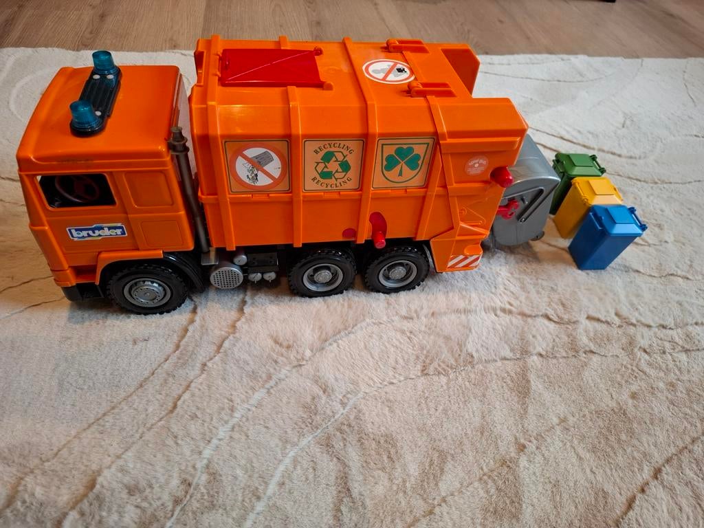 Bruder Vuilniswagen met 4 containers en werkende sirene, Ophalen of Verzenden