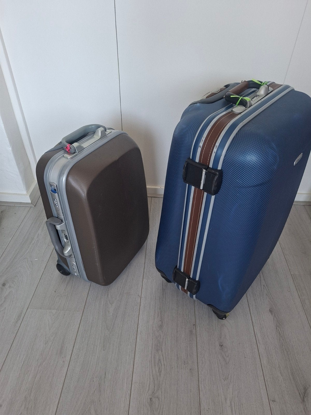 2 Koffers ca. 30 en 65 ltr. inhoud, Ophalen, Gebruikt, Hard kunststof, Wieltjes
