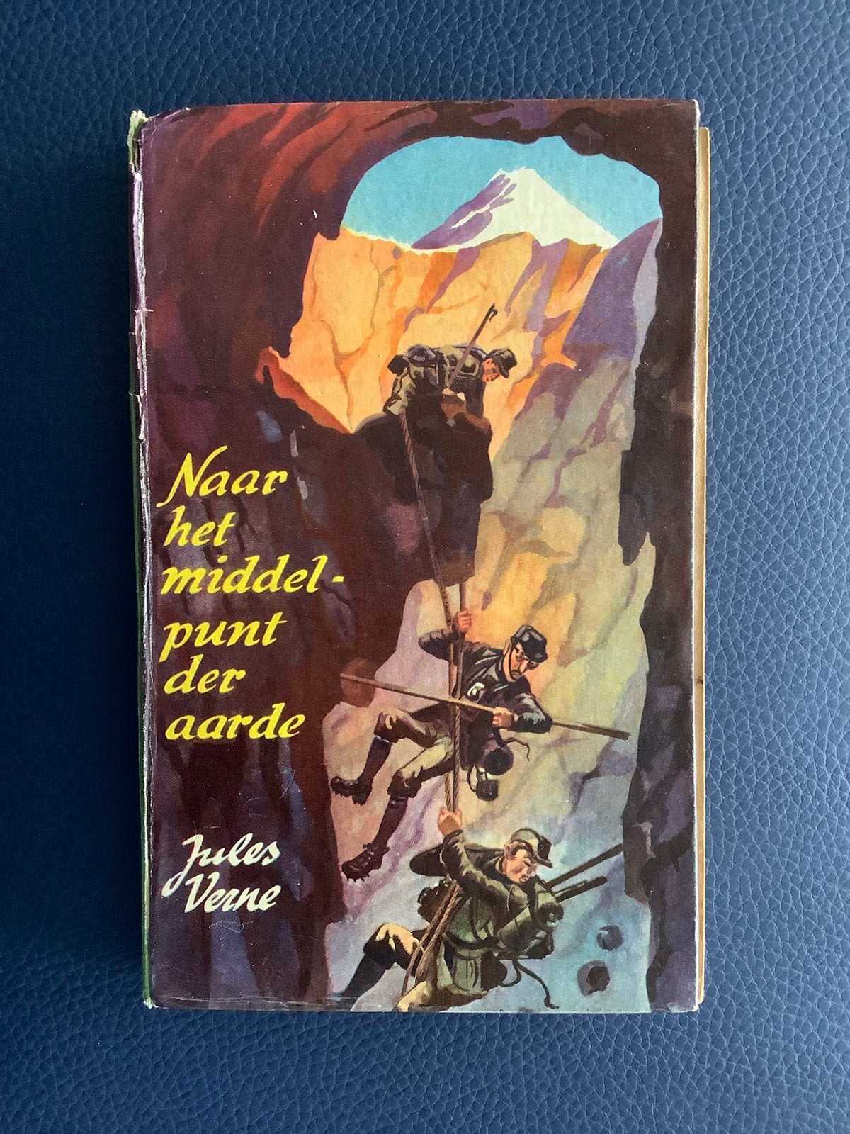 Naar het middelpunt der aarde - Jules Verne - Wonderland, Boeken, Ophalen of Verzenden, Gelezen