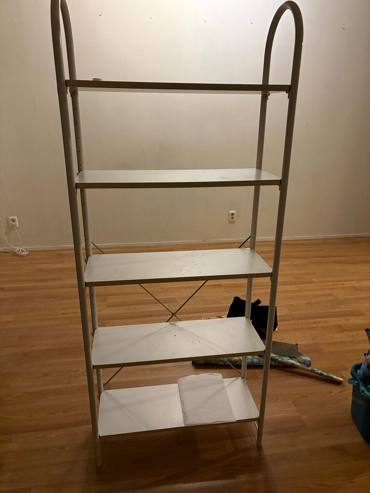 Witte metalen boekenrek met 5 planken gratis, Ophalen, Met plank(en), Gebruikt, 50 tot 100 cm