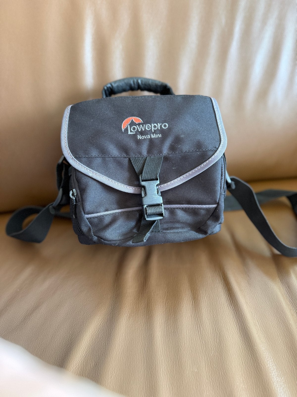 Lowepro Nova Mini cameratas - Zo goed als nieuw, Audio, Tv en Foto, Lowepro, Gevoerd, Ophalen of Verzenden, Zo goed als nieuw
