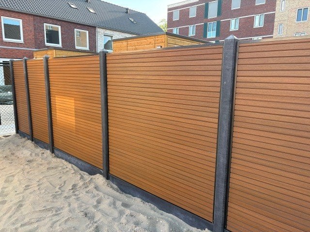 Schutting composiet, betonpalen, onderplaat en poort NIEUW, Ophalen, Kunststof, 1 tot 2 meter, Minder dan 3 meter