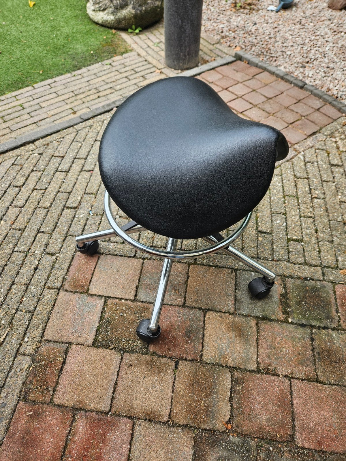 Zwarte ergonomische zadelkruk op wielen, Ophalen, Gebruikt, Zwart, Bureaukruk