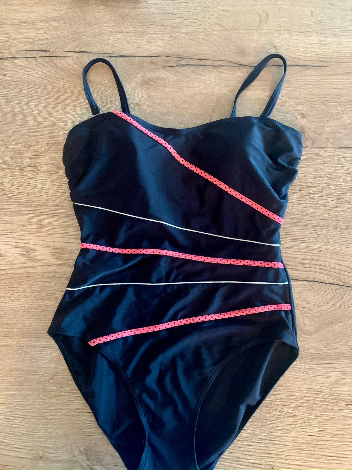 sunmarin 42D zwart met roze badpak, Kleding | Dames, Verzenden, Zwart, Badpak, Zo goed als nieuw