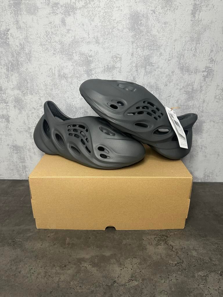 Adidas Yeezy Foam RNR Carbon maat 46 | Nieuw met doos, Ophalen of Verzenden, Nieuw, Zwart