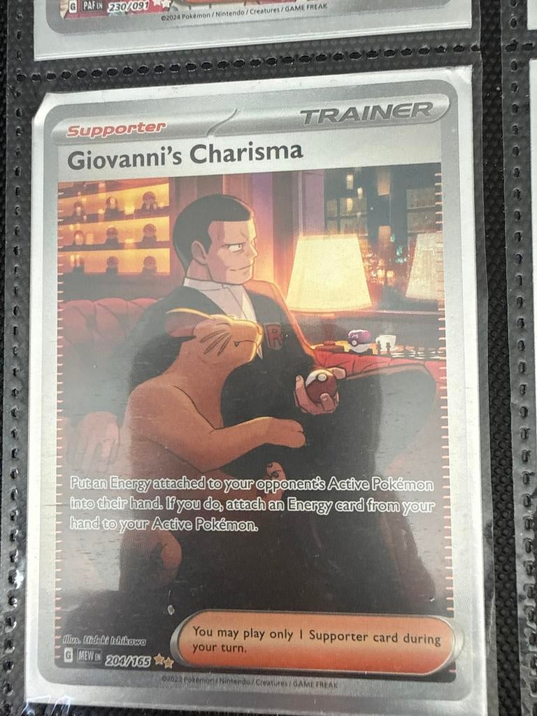Pokémon Kaart Giovanni's Charisma Trainer 204/165, Ophalen of Verzenden, Zo goed als nieuw, Losse kaart