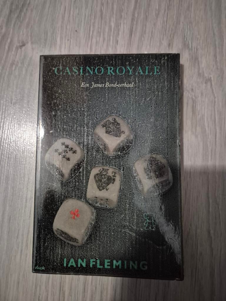 Ian Fleming - Casino royale - zwarte beertjes pockets, Boeken, Detectives, Ophalen of Verzenden, Gelezen, Ian Fleming