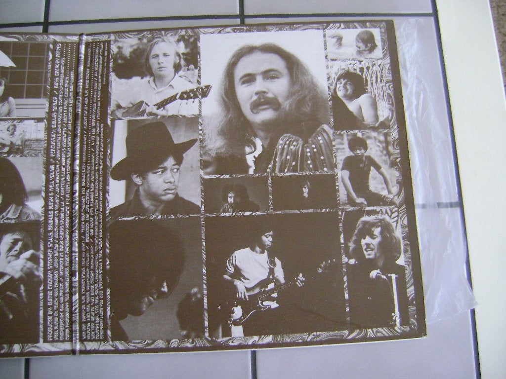 staat Jhon SEbastian bij de foto,s Crosby,Still,Nash & young, Ophalen of Verzenden