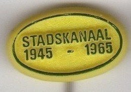 Speldje STADSKANAAL 1945 1965 20 JAAR BEVRIJDING (A5), Verzamelen, Speldjes, Pins en Buttons, Ophalen of Verzenden, Gebruikt, Overige onderwerpen