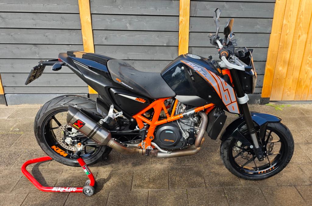 KTM 690 Duke 2015 - 32KW A2 - Lage Kilometerstand! Akrapovic, Occasion, Particulier, Minimaal motorrijbewijs A2, Sportuitlaat