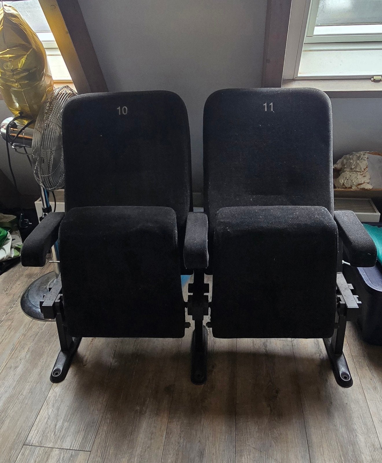 Bioscoopstoelen uit oude Zwolse bioscoop, Ophalen, Gebruikt, Twee, Zwart
