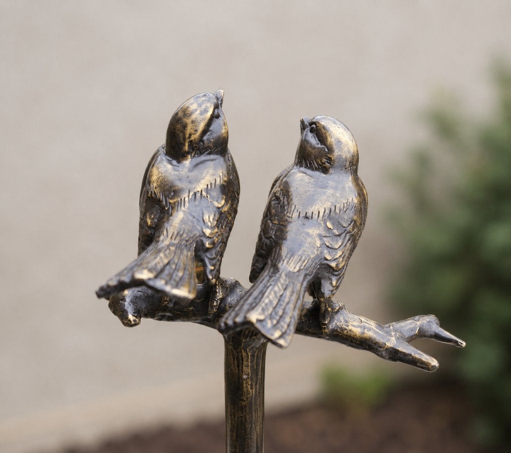 2 VOGELS OP TAK / mussen/ TUINSTEKER / BRONS, Huis en tuin decoratie Marie, Nieuw, Info@huisentuindecoratiemarie.nl, Peize