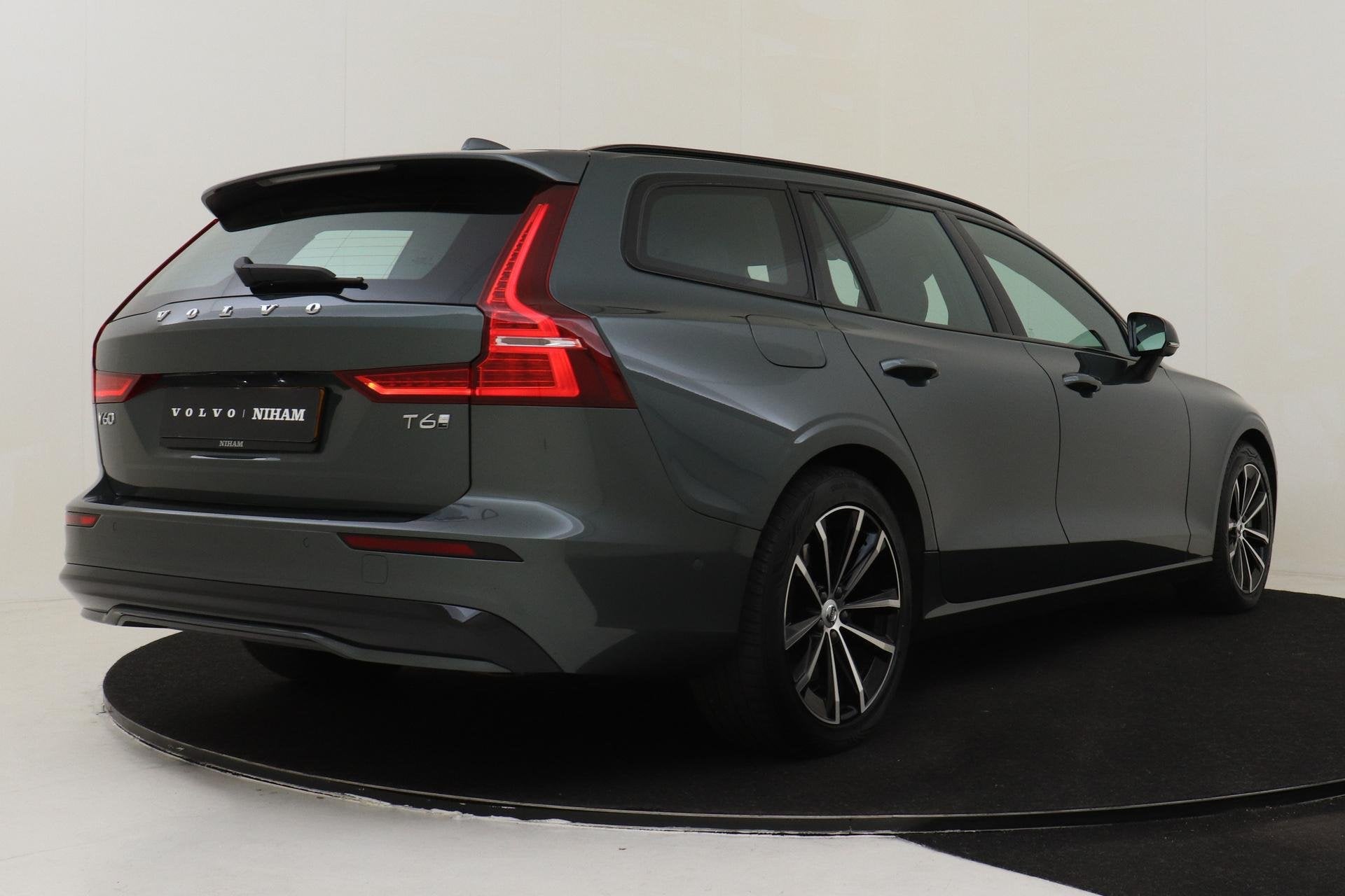 Volvo V60 T6 PLUG-IN HYBRID AWD PLUS DARK -HARMAN/KARDON|360, Auto's, Volvo, Automaat, 12 maanden, Stof, Gebruikt