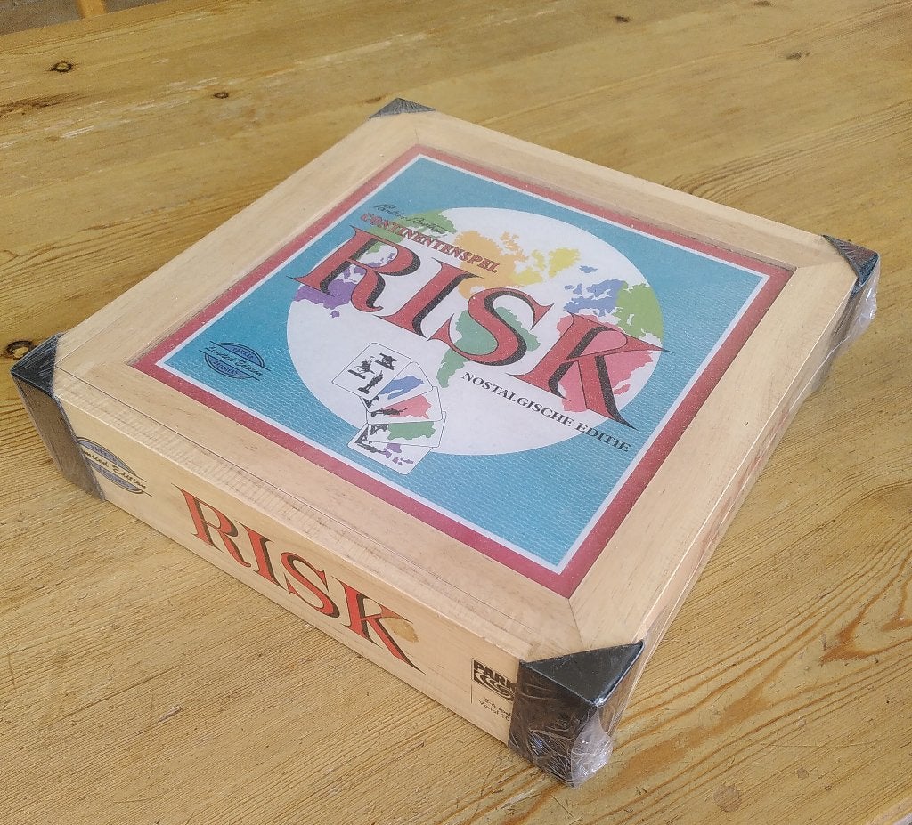 RISK bordspel - limited edition in houten kist, Hobby en Vrije tijd, Gezelschapsspellen | Bordspellen, Nieuw, Een of twee spelers