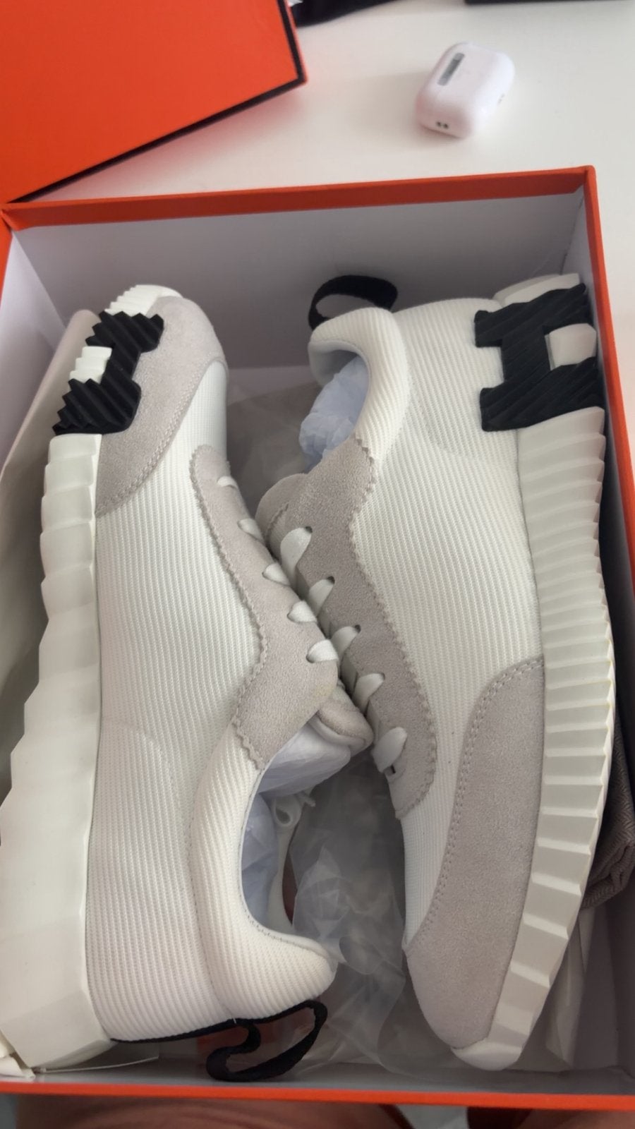 Hermes bouncing sneakers in wit zwart en Grijs wit, Kleding | Heren, Schoenen, Ophalen of Verzenden, Zo goed als nieuw, Wit