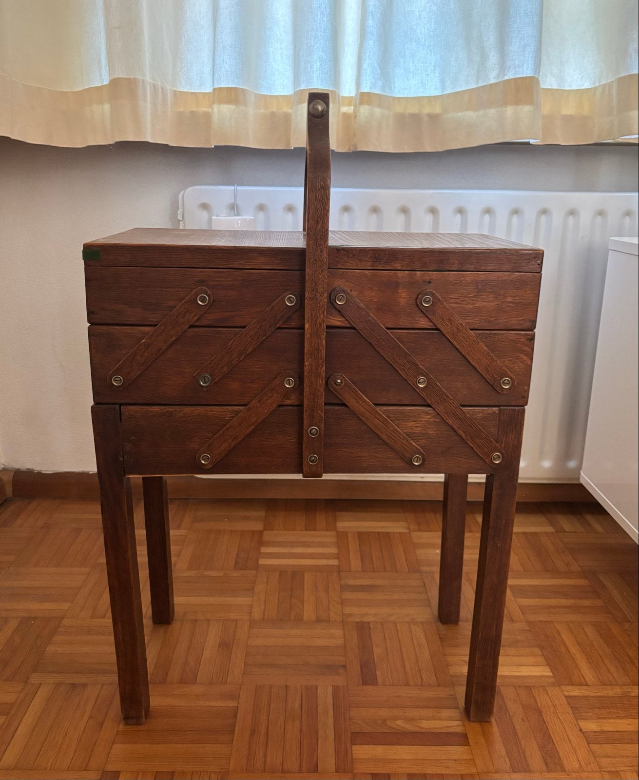 Vintage houten naaidoos op poten - Uitklapbaar, Ophalen of Verzenden, Gebruikt, Overige typen