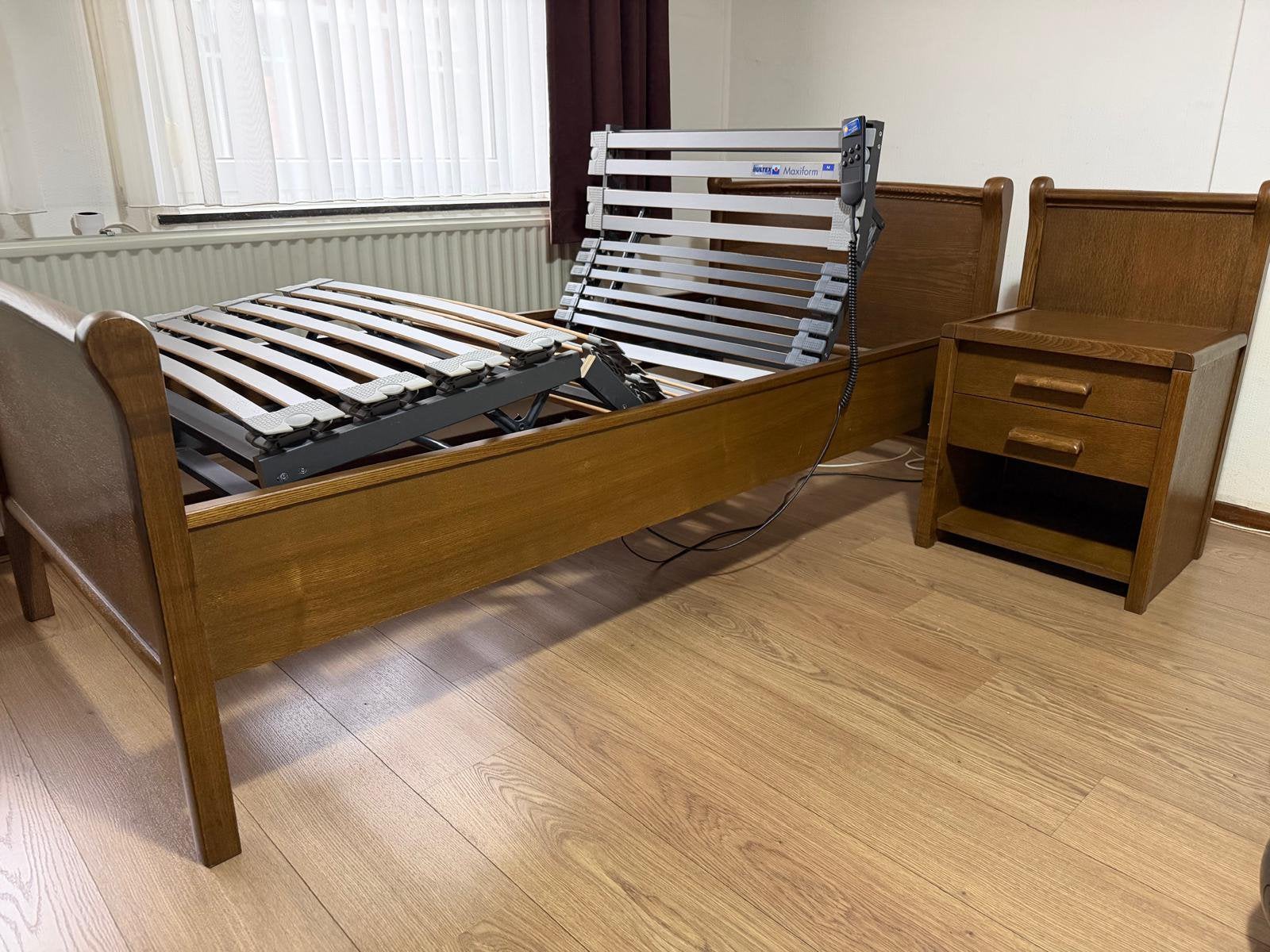 Massiegf houten seniorbed met electrische lattenbodem, Huis en Inrichting, Slaapkamer | Bedden, Ophalen, Verstelbaar, 90 cm, Eenpersoons