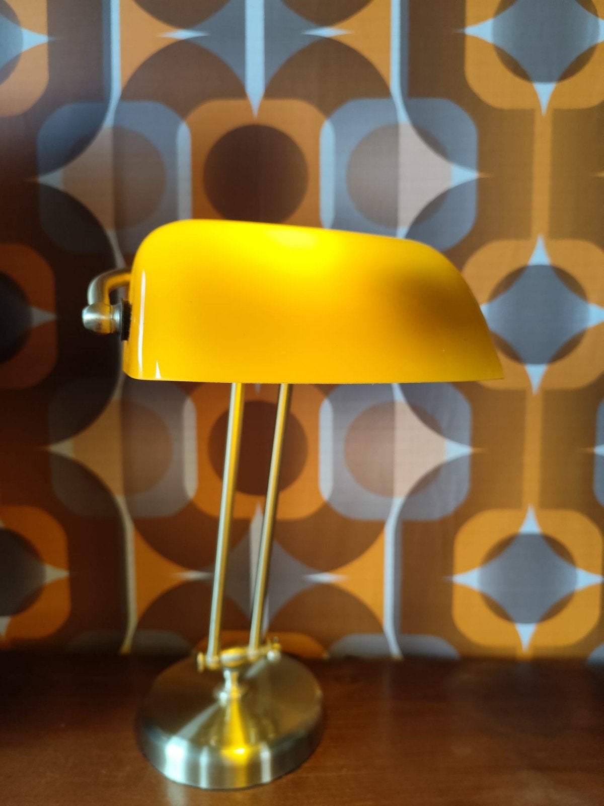 Vintage Bankierslamp - Geel met Messing Voet, Gebruikt, Vintage, E14 (klein), Ophalen of Verzenden