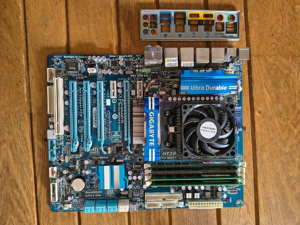 Gigabyte GA-890FXA-UD5 Moederbord met AMD Phenom II X6 1055T, Computers en Software, Moederborden, Gebruikt, AMD, DDR3, Ophalen
