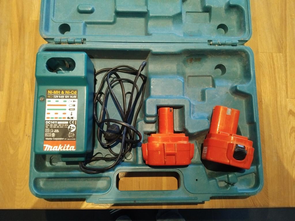 Makita Acculader DC1411 met 2 accu's (Ni-MH & Ni-Cd), Ophalen of Verzenden, Gebruikt, Overige typen