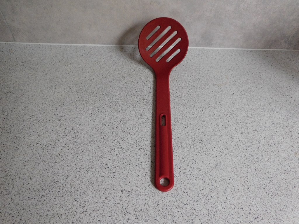 Tupperware Keukenhulpje Schuimspaan Rood, Overige typen, Ophalen of Verzenden, Zo goed als nieuw, Vaatwasserbestendig