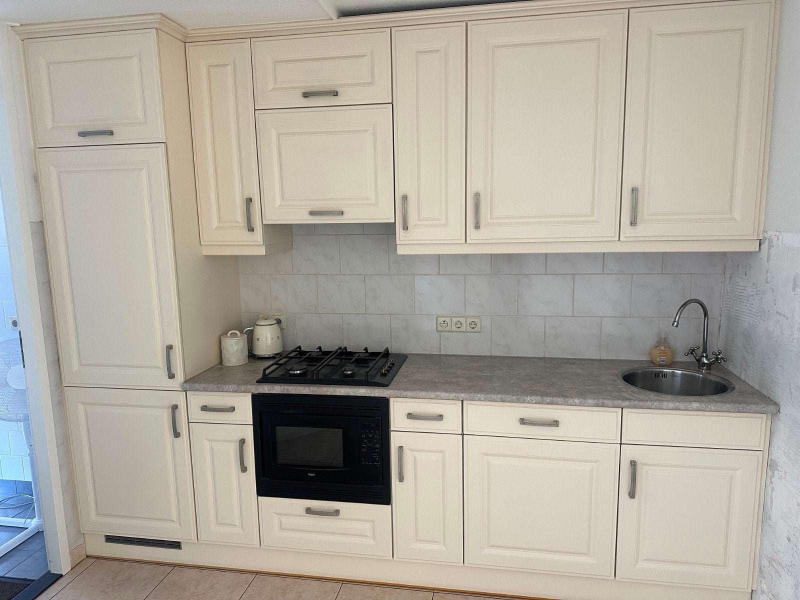 Nette keuken teab zo snel mogelijk ophalen Gratis  !!!, Huis en Inrichting, Keuken | Complete keukens, Ophalen of Verzenden, Gebruikt