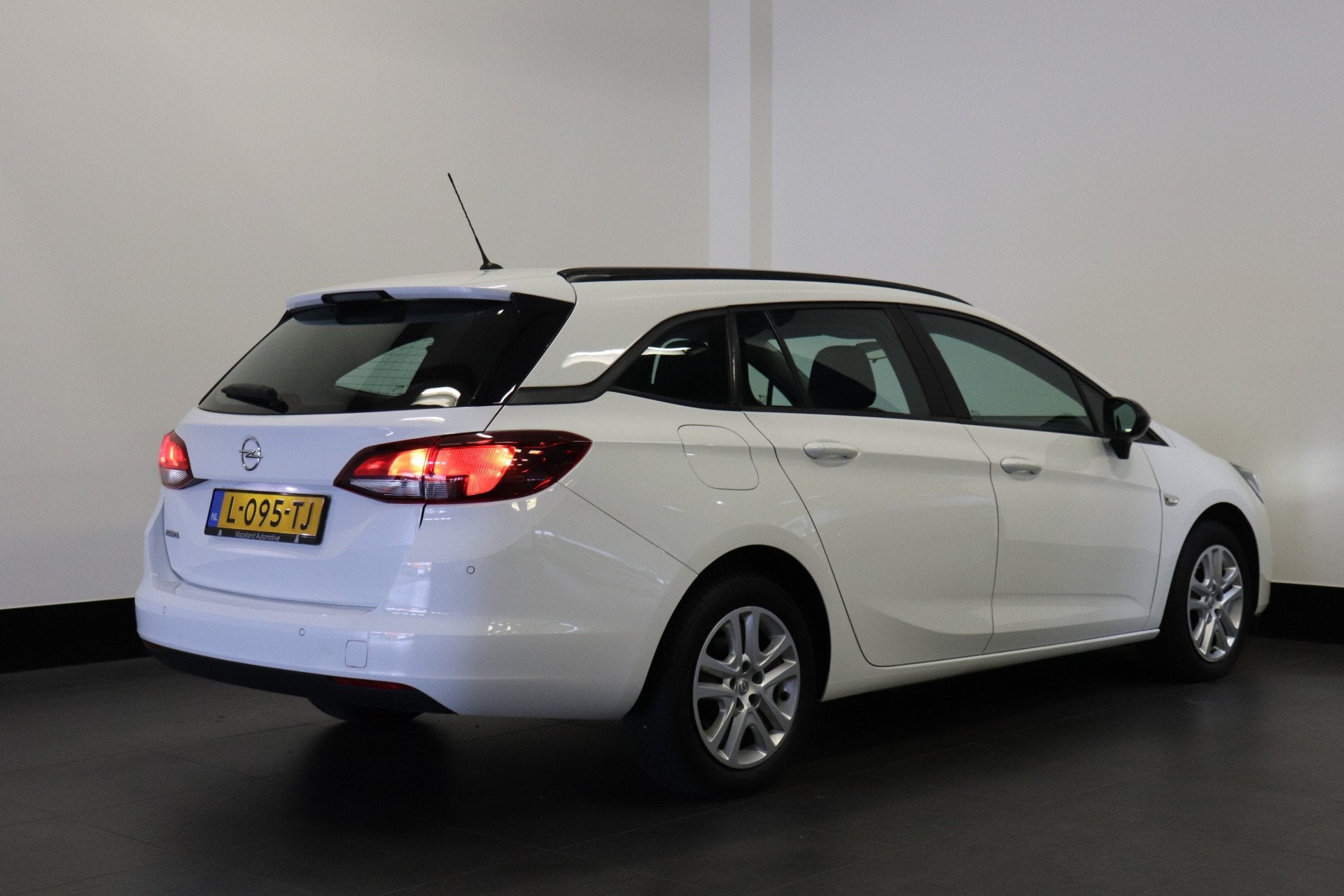 Opel Astra Sports Tourer 1.2 Edition NL Auto | Cruise | Airc, Stof, Gebruikt, 1199 cc, Wit