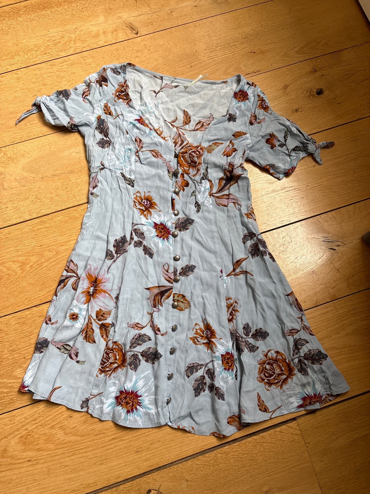 Kimchi Blue bloemenjurk maat XS jurk zomer, Blauw, Ophalen of Verzenden, Maat 34 (XS) of kleiner, Gedragen