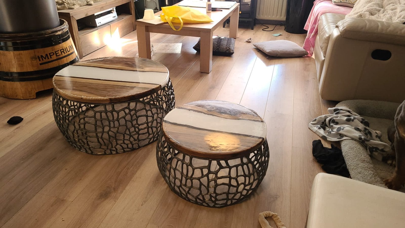 Unieke salontafel met epoxy en hout, lichte gebruikerssporen, Huis en Inrichting, Ophalen of Verzenden, Gebruikt, Rond, Overige houtsoorten