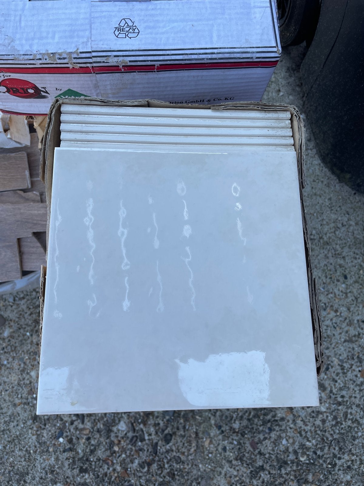 Gratis af te halen; 2 Doosjes tegels - Wit, glanzend, Nieuw, Ophalen of Verzenden, 20 tot 40 cm, Minder dan 5 m²