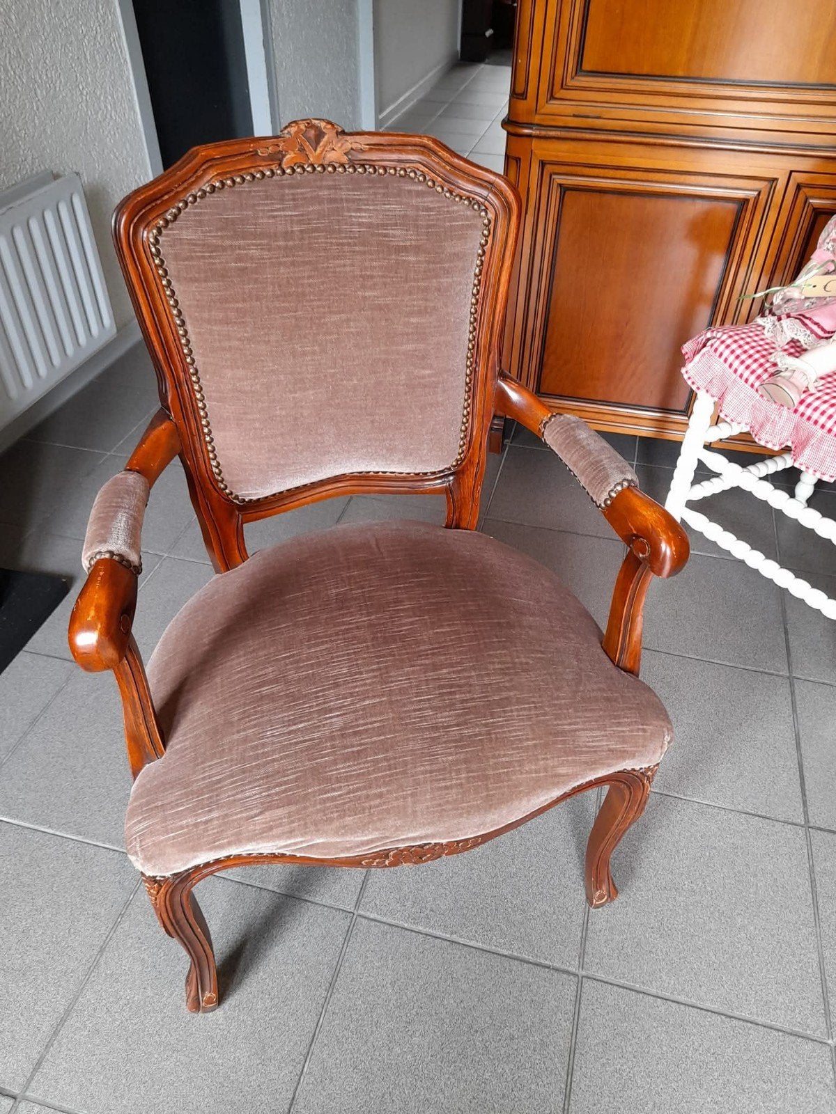 Zeer nette noten dames fauteuile, Huis en Inrichting, Fauteuils, Ophalen, Zo goed als nieuw, 75 tot 100 cm, Minder dan 50 cm