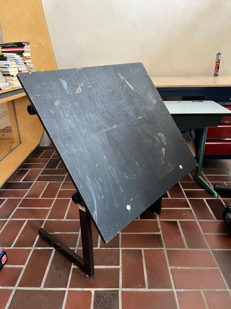 Tekentafel met verstelbaar blad, Ophalen, Gebruikt, Minder dan 130 cm